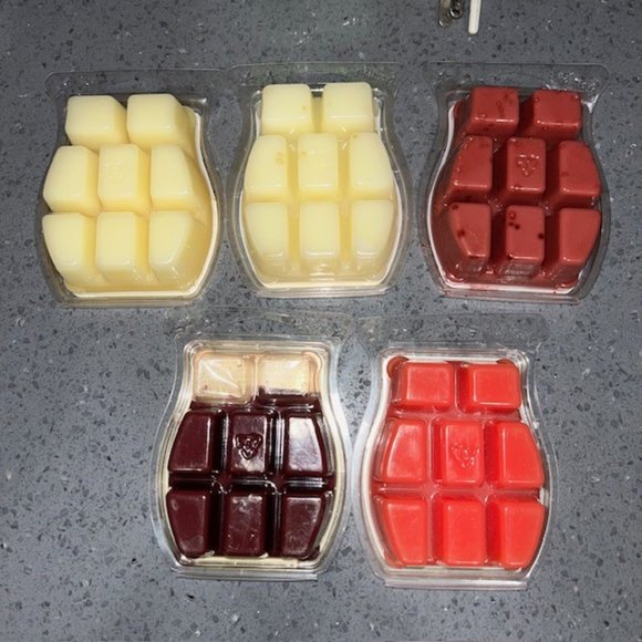 Scentsy Green Warmer With Mixed Lot of 5 waxes! - Picture 2 of 2